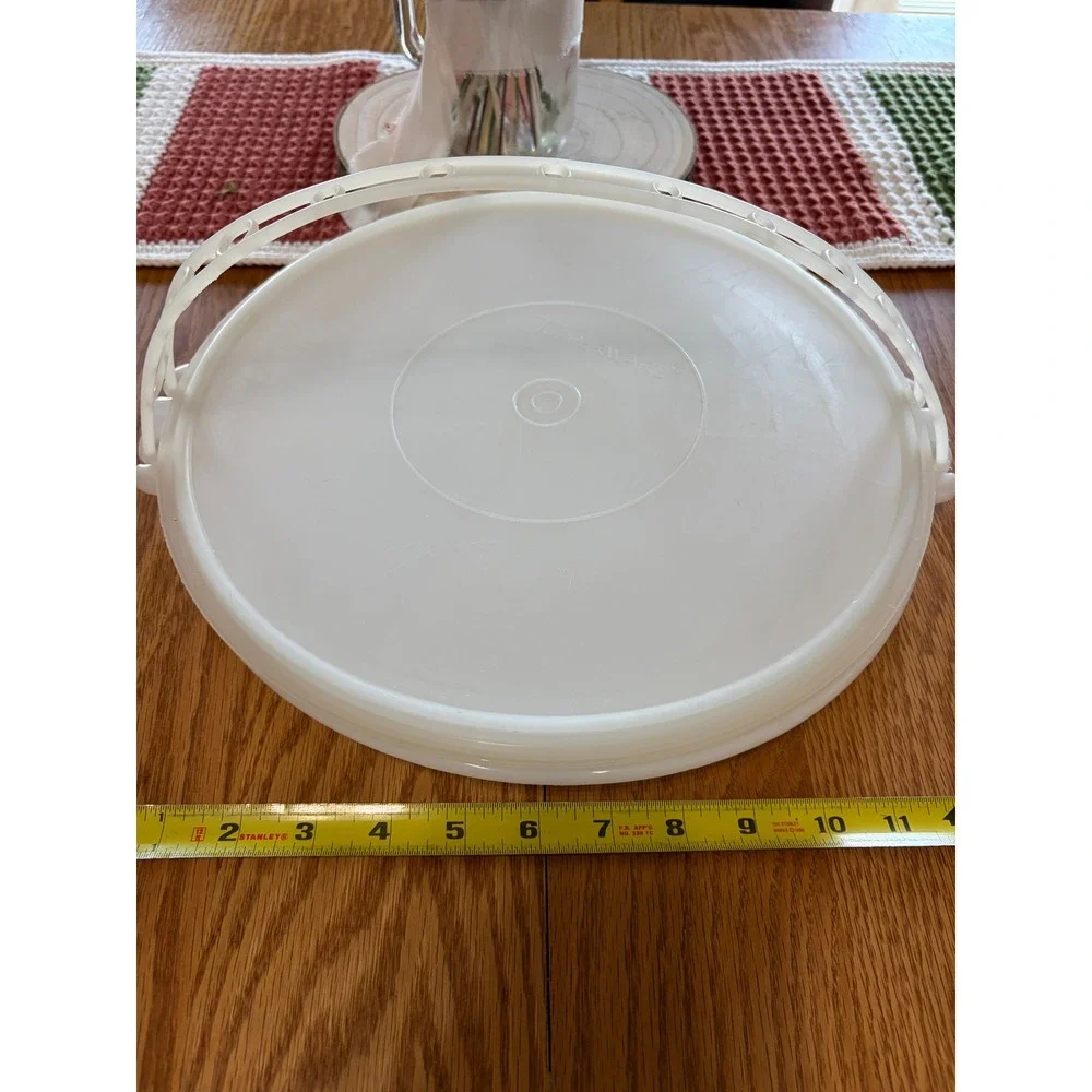 Tupperware vintage round